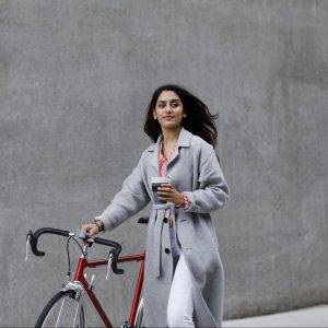 Joven con café y bici