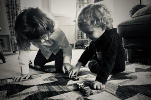 niño jugando blanco y negro