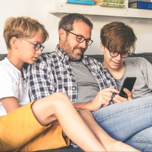 padre e hijos con el móvil