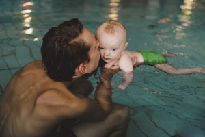 padre y bebé en la piscina
