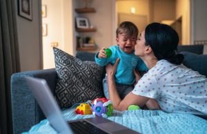 bebé rabieta se pone a llorar