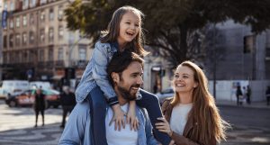 familia ríe en la calle