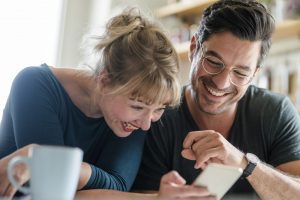 pareja mira el móvil