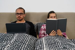 pareja en la cama leyendo