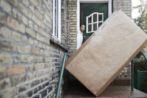 Paquete grande en la puerta de casa