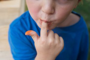 niño come patatas fritas