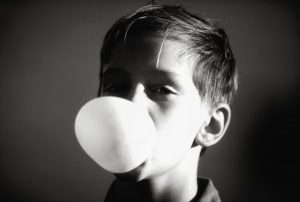 comer chicle blanco y negro niño