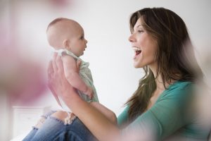 bebé habla con su madre