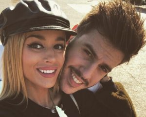 Antonio José junto a su chica