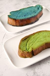 torrijas de espirulina azul y té de matcha