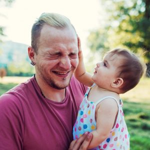 bebé pega a su padre