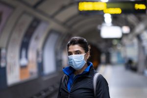 mujer con mascarilla en Londres