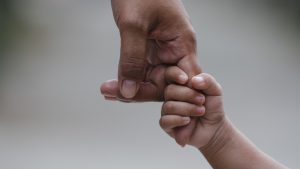 manos de padre e hijo