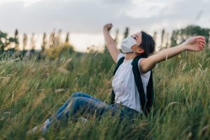 mujer con mascarilla feliz