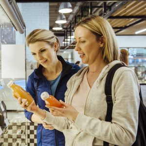 amigas en el supermercado