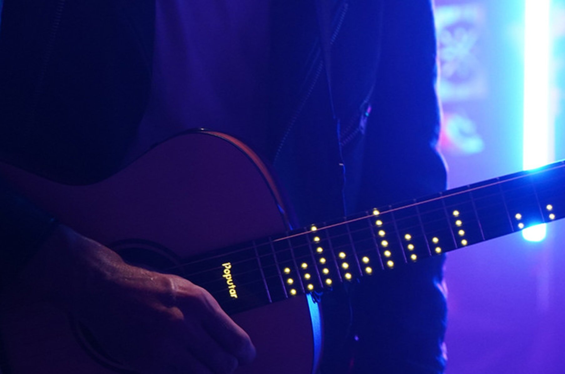 La guitarra inteligente que te permite aprender a tocar en solo diez días -  Cadena Dial