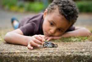 niño jugando con una moto