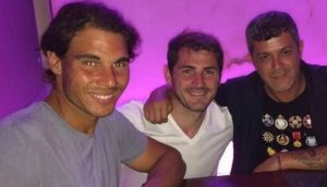 Alejandro sanz junto a Rafa Nadal e iker casillas