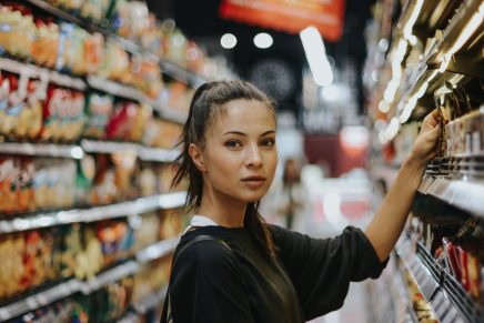 Mujer comprando en un Supermercado sanidad alerta