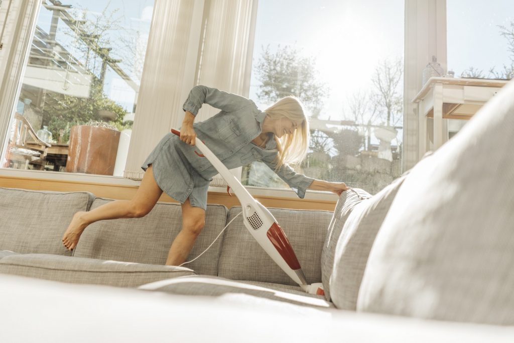 Tres trucos para limpiar bien el sofá: quedará como nuevo - Cadena Dial