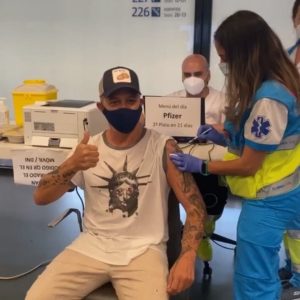 Alejandro Sanz recibe la vacuna