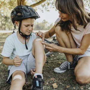 Niño herida rodillas