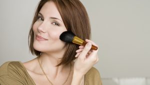 Mujer maquillándose