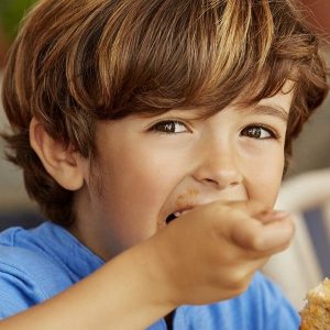 Niño comiendo