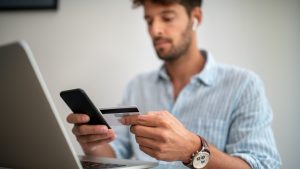 movil tarjeta seguridad social hombre