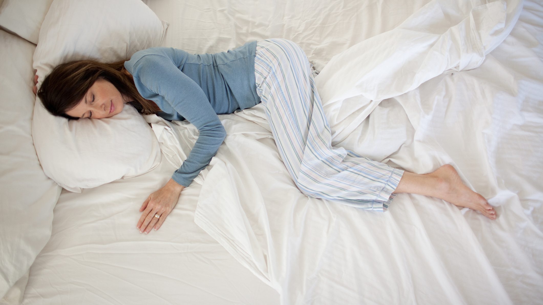 Sacrificio litro para agregar Beneficios de dormir con una almohada entre las piernas - Cadena Dial
