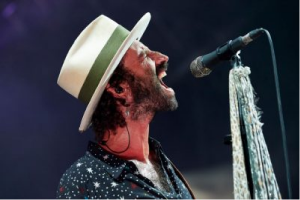 Leiva cantando canciones