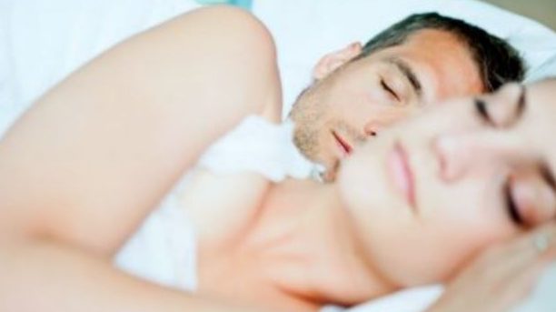 La forma de dormir revela mucho sobre una pareja - Cadena Dial