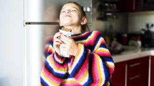 Una chica comiendo chocolate