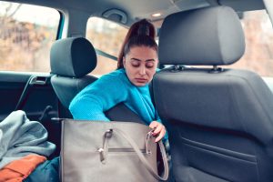 dgt objetos sueltos en el coche