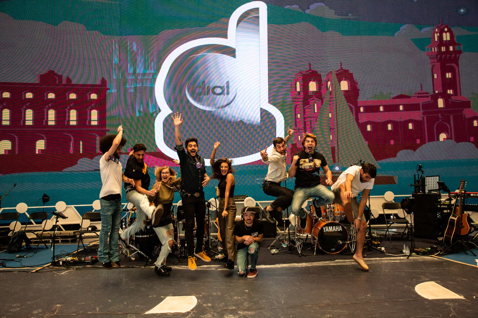 Ana Guerra junto a la banda Dial en los ensayos de los Premios Dial