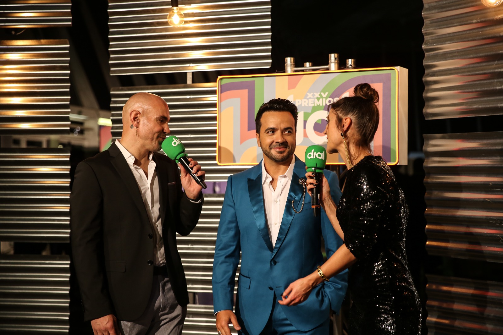 Luis Fonsi con Álvaro Díaz y Carmen Ramírez