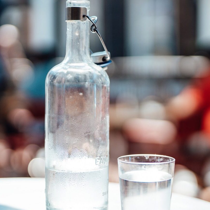 Consejos para limpiar las botellas de agua por dentro de manera correcta y  eficaz