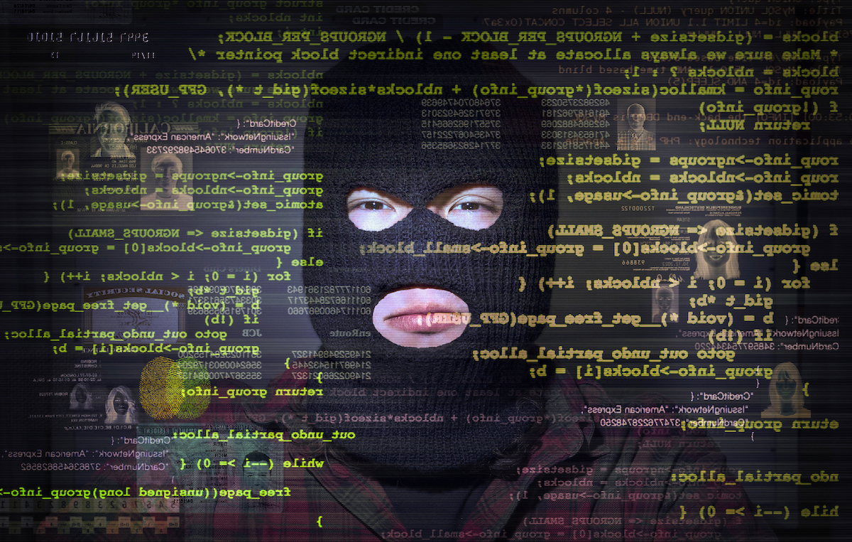 Hacker detrás de un ciber ataque.