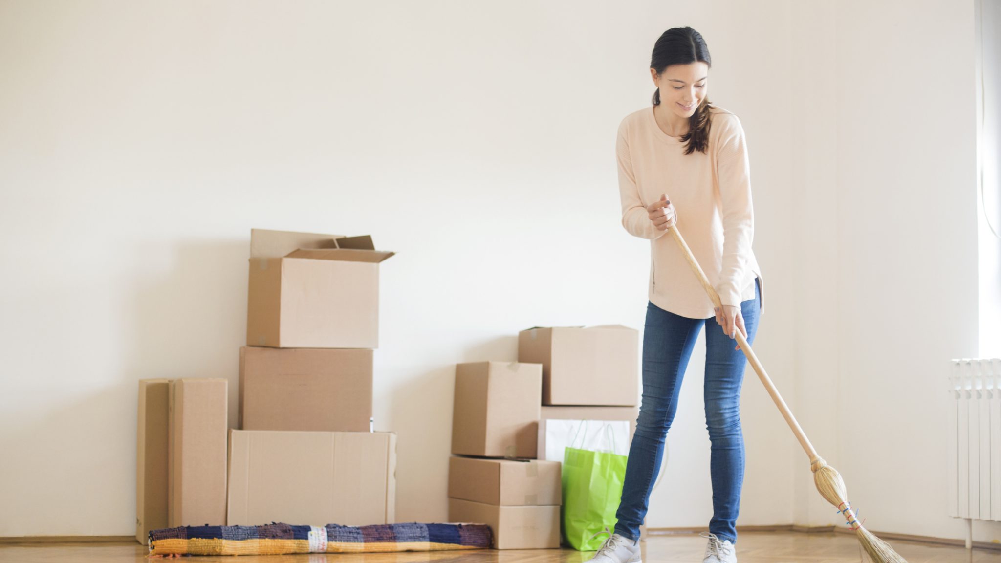 девочка подметает пол. подметает веником. подметание пола. девушка подметает пол. веник подметать пол.