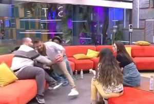 Forcejeo entre Álvaro y Héctor a cuenta del huevo de la inmunidad.