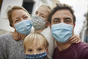 Familia con mascarilla