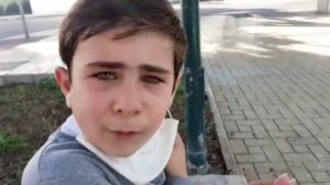Mateo se vuelve viral con su reacción a la vacunación.