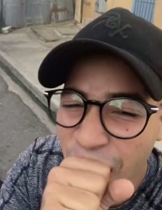 El tiktoker Vaalentz interpretando su TikTok viral.