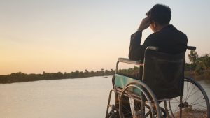 esclerosis multiple mujer en silla de ruedas