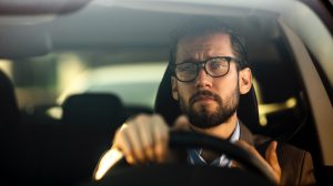 hombre conduciendo con gafas