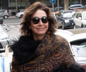 Ana Rosa Quintana pasea sonriente.