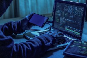 Ciberdelincuente en acción. ciberacoso