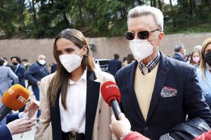 José Ortega Cano y Gloria Camila rodeados por la prensa.