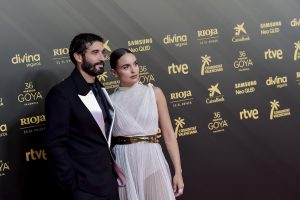 Verónica Echegui y Álex García en los Premios Goya 2022.