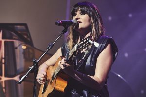 Rozalén en su actuación en el evento musical "Dial Únic@s"